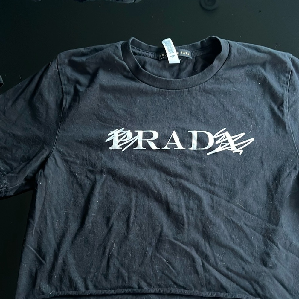 Black t-shirt. Crop. Size medium